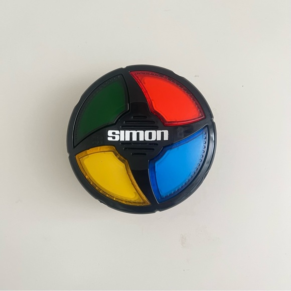 Simon Micro Series Electronic Game, Classic Simon Board Game in a Compact Size - Picture 2 of 8